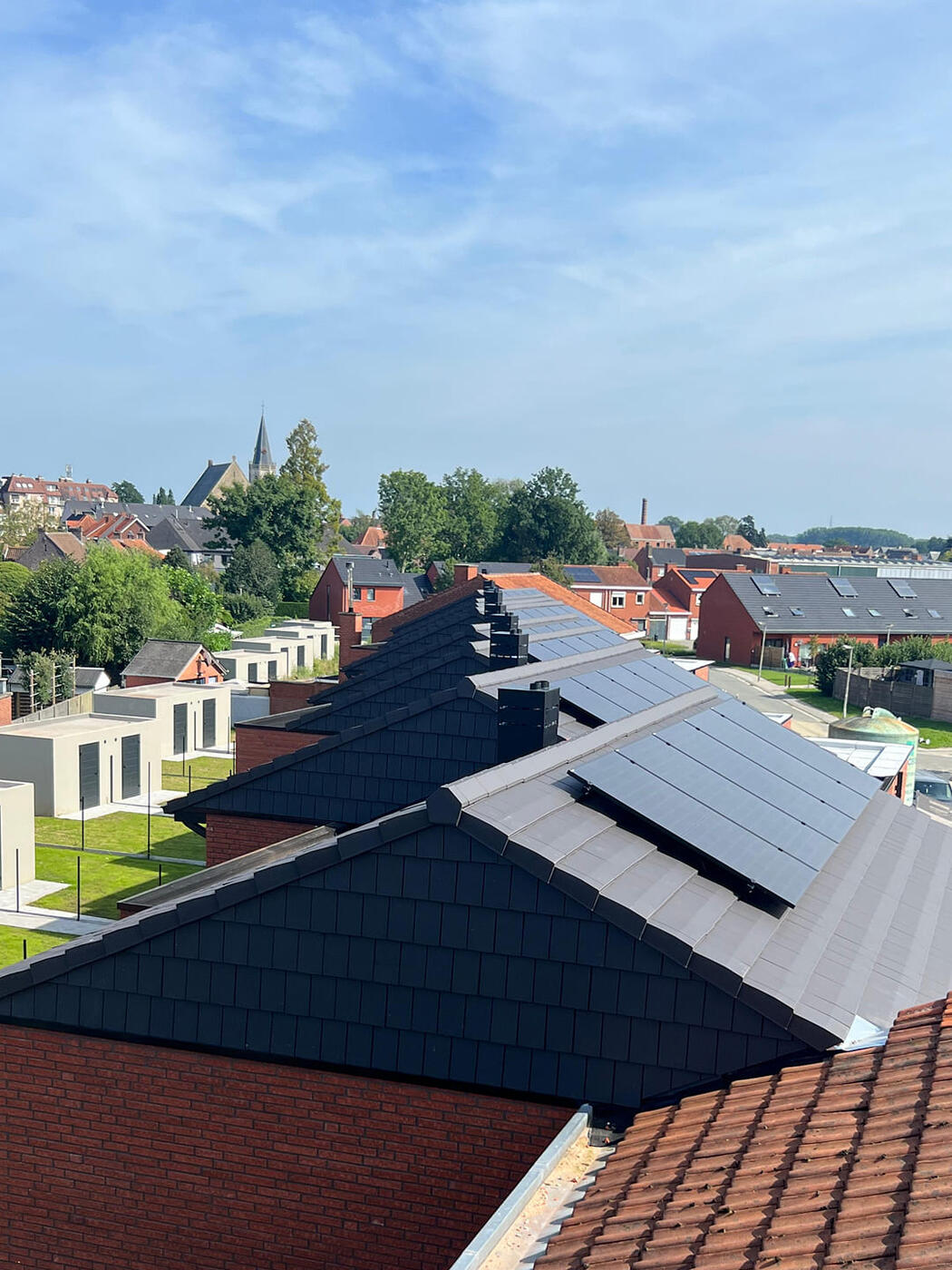 Moderne dakbedekking met zonnepanelen