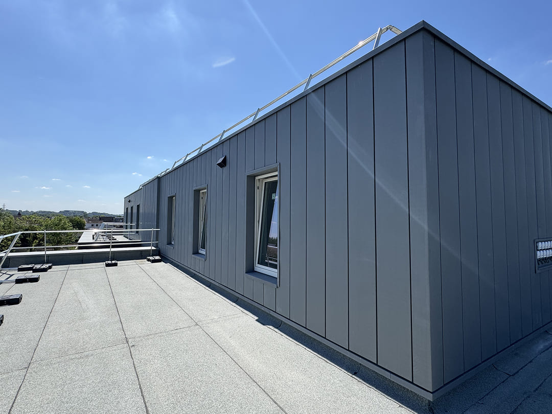 Plat dak met dakterras en zinkgevel