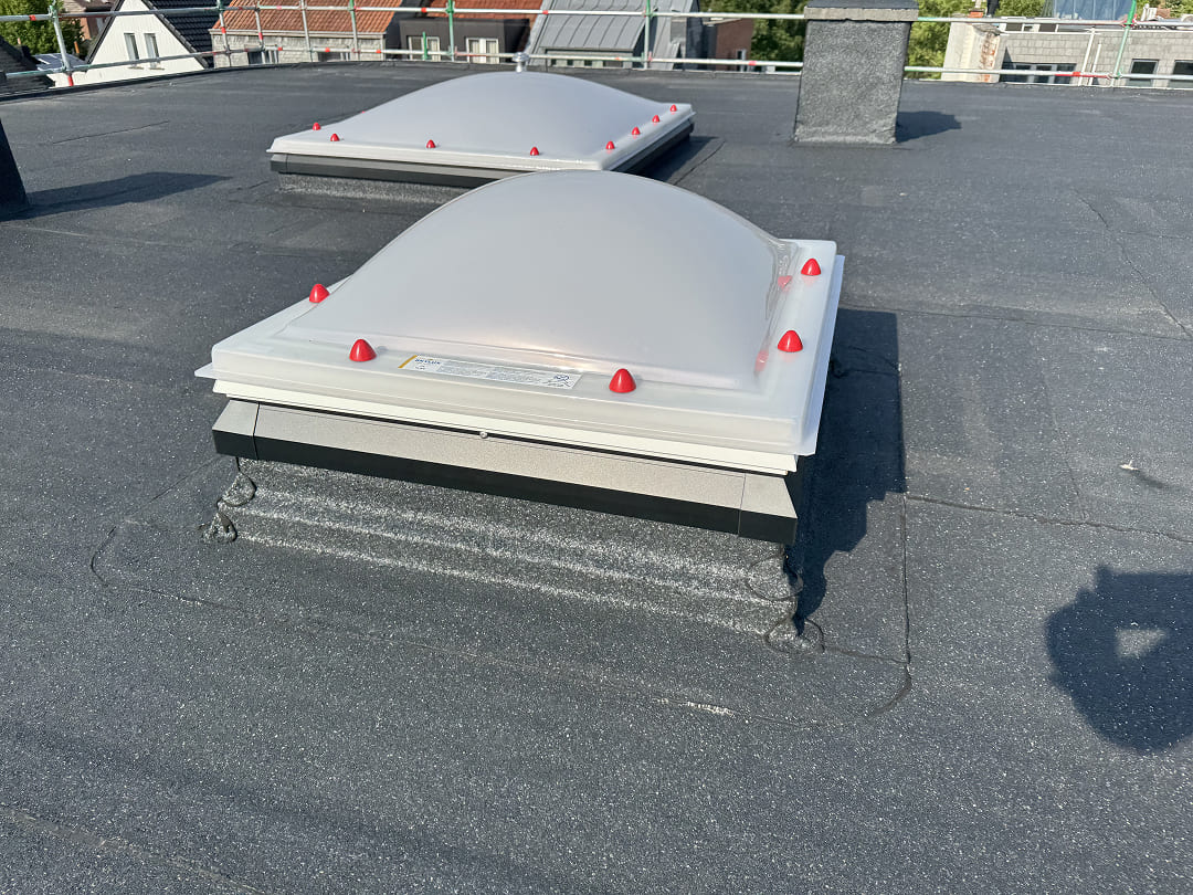 Plat dak met EPDM en koepels