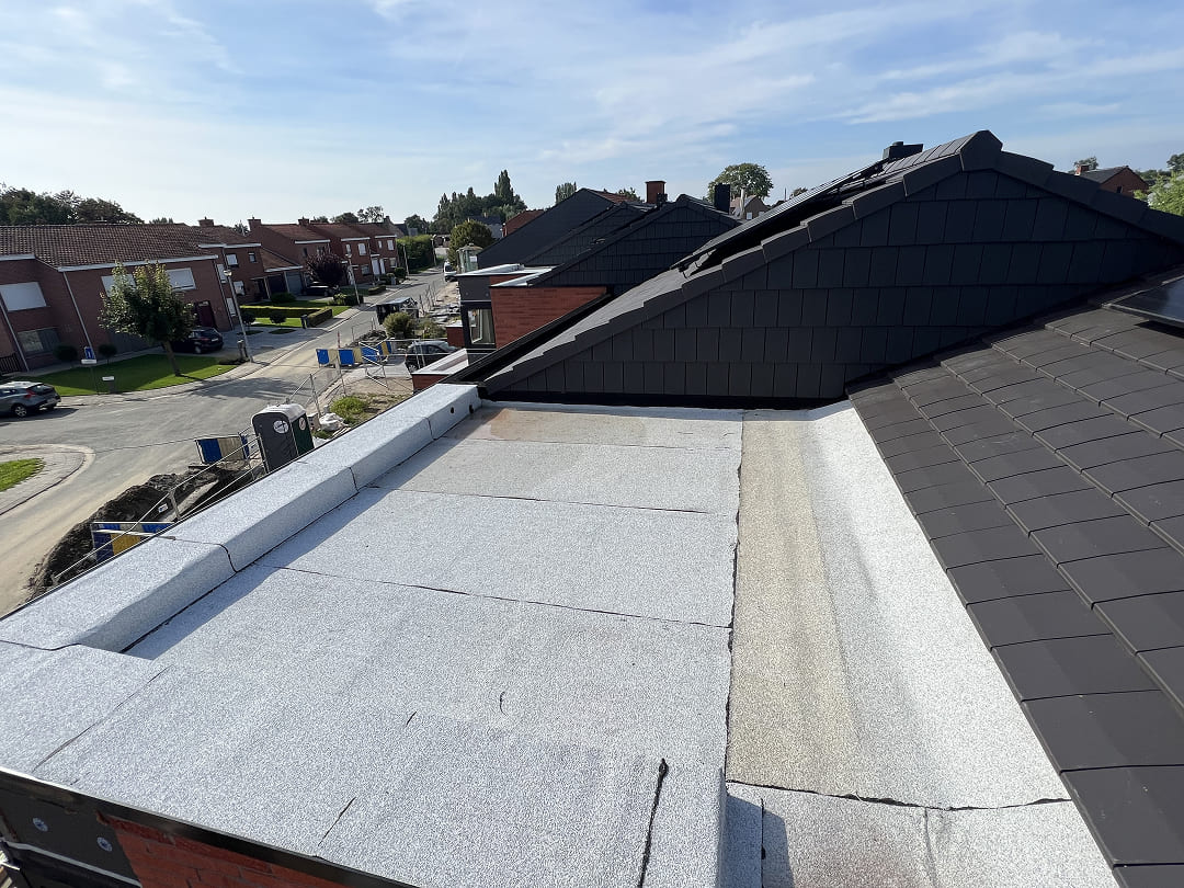 Plat dak op aanbouw met bitumen